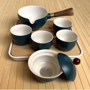 Дорожный набор посуды в сумке с чабанью на 4 песоны